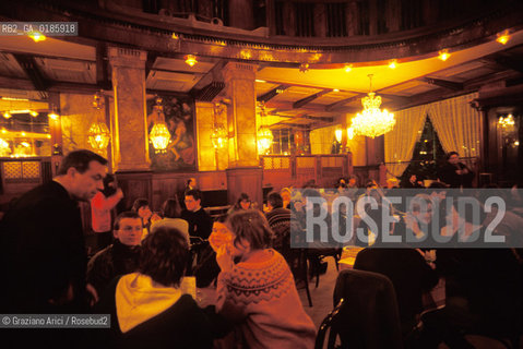 ( REPUBBLICA CECA ) PRAGA : CAFFE EUROPA  - © 1986 Graziano Arici/Rosebud2 / GEO / MUSICA