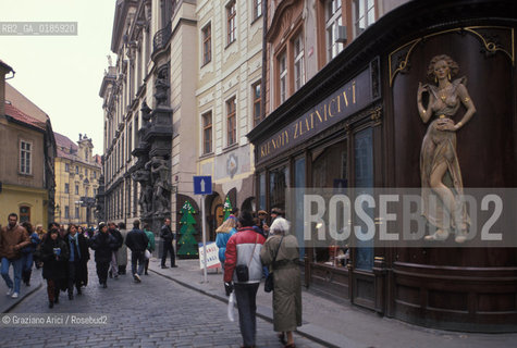 ( REPUBBLICA CECA ) PRAGA : STARE MESTO - STRADA  - © 1986 Graziano Arici/Rosebud2 / GEO