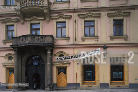( REPUBBLICA CECA ) PRAGA : STARE MESTO - CASA DI FRANZ KAFKA  - © 1986 Graziano Arici/Rosebud2 / GEO LETTERATURA