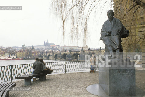 ( REPUBBLICA CECA ) PRAGA : FIUME MOLDAVA MONUMENTO AL COMPOSITORE SMETANA   - © 1986 Graziano Arici/Rosebud2 / GEO / MUSICA