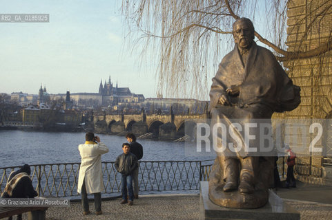 ( REPUBBLICA CECA ) PRAGA : FIUME MOLDAVA MONUMENTO AL COMPOSITORE SMETANA   - © 1986 Graziano Arici/Rosebud2 / GEO / MUSICA