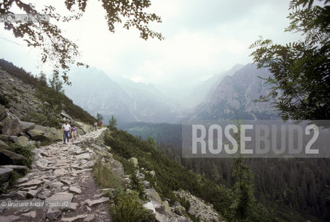 ( REPUBBLICA SLOVACCA  ) -  SLOVACCHIA  - SENTIERO SUI MONTI TATRA   - © 1986 Graziano Arici/Rosebud2 / GEO