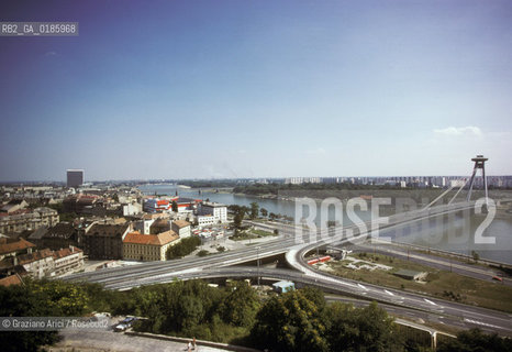 ( REPUBBLICA SLOVACCA  ) -  SLOVACCHIA  - BRATISLAVA : PANORAMA CON IL PONTE SUL FIUME DANUBIO  - © 1986 Graziano Arici/Rosebud2 / GEO