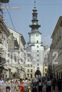 ( REPUBBLICA SLOVACCA  ) -  SLOVACCHIA  - BRATISLAVA : LA PORTA S.MICHELE  - © 1986 Graziano Arici/Rosebud2 / GEO