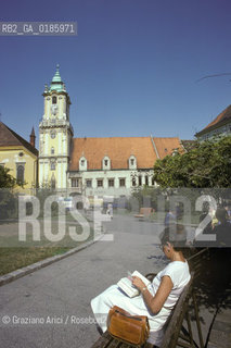 ( REPUBBLICA SLOVACCA  ) -  SLOVACCHIA  - BRATISLAVA :  LA PIAZZA COL MUNICIPIO - © 1986 Graziano Arici/Rosebud2 / GEO