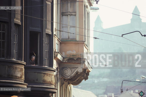 ( REPUBBLICA SLOVACCA  ) -  SLOVACCHIA  - BRATISLAVA : UNA STRADA ED IL CASTELLO  - © 1986 Graziano Arici/Rosebud2 / GEO