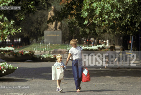 ( REPUBBLICA SLOVACCA  ) -  SLOVACCHIA  - BRATISLAVA : IL  PARCO  - © 1986 Graziano Arici/Rosebud2 / GEO