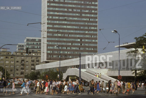 ( REPUBBLICA SLOVACCA  ) -  SLOVACCHIA  - BRATISLAVA :UNA STRADA DEL CENTRO  - © 1986 Graziano Arici/Rosebud2 / GEO