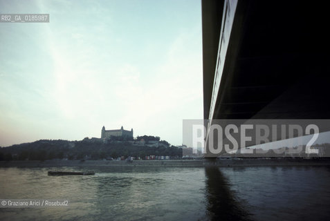 ( REPUBBLICA SLOVACCA  ) -  SLOVACCHIA  - BRATISLAVA : IL PONTE SUL FIUME DANUBIO  - © 1986 Graziano Arici/Rosebud2 / GEO