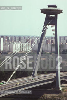 ( REPUBBLICA SLOVACCA  ) -  SLOVACCHIA  - BRATISLAVA : IL PONTE SUL FIUME DANUBIO  - © 1986 Graziano Arici/Rosebud2 / GEO