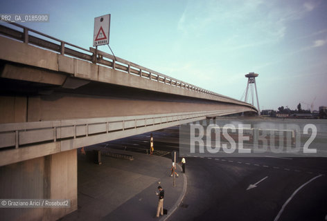 ( REPUBBLICA SLOVACCA  ) -  SLOVACCHIA  - BRATISLAVA : IL PONTE SUL FIUME DANUBIO  - © 1986 Graziano Arici/Rosebud2 / GEO