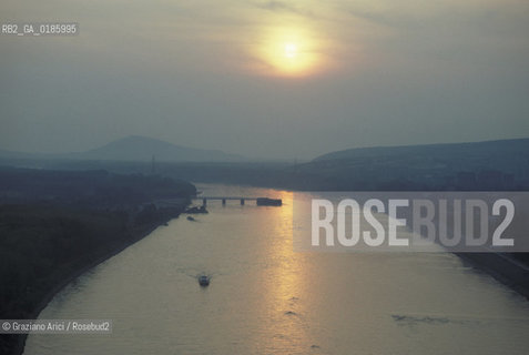 ( REPUBBLICA SLOVACCA  ) -  SLOVACCHIA  - BRATISLAVA : IL  FIUME DANUBIO  - © 1986 Graziano Arici/Rosebud2 / GEO