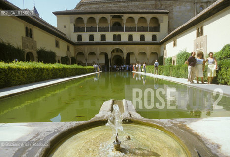 ( SPAGNA  ) ANDALUSIA  GRANADA  : IL PALAZZO DELLALHAMBRA PATIO DE LOS ARRAYANES    © 1990 Graziano Arici/Rosebud2 / GEO / ARCHITETTURA ARABO ANDALUSA FONTANA ACQUA.