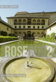 ( SPAGNA  ) ANDALUSIA  GRANADA  : IL PALAZZO DELLALHAMBRA PATIO DE LOS ARRAYANES    © 1990 Graziano Arici/Rosebud2 / GEO / ARCHITETTURA ARABO ANDALUSA FONTANA ACQUA.