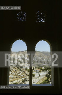 ( SPAGNA  ) ANDALUSIA  GRANADA  : IL PALAZZO DELLALHAMBRA  © 1990 Graziano Arici/Rosebud2 / GEO / ARCHITETTURA ARABO ANDALUSA FINESTRA.