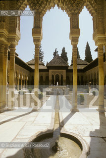 ( SPAGNA  ) ANDALUSIA  GRANADA  : IL PALAZZO DELLALHAMBRA PATIO DE LOS LEONES    © 1980 Graziano Arici/Rosebud2 / GEO / ARCHITETTURA ARABO ANDALUSA