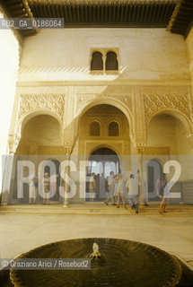 ( SPAGNA  ) ANDALUSIA  GRANADA  : IL PALAZZO DELLALHAMBRA   © 1980 Graziano Arici/Rosebud2 / GEO / ARCHITETTURA ARABO ANDALUSA FONTANA ACQUA