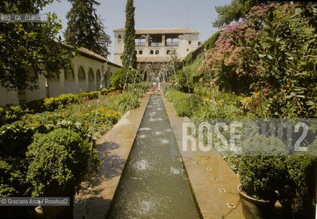 ( SPAGNA  ) ANDALUSIA  GRANADA  : IL PALAZZO DELLALHAMBRA I GIARDINI DEL GENERALIFE    © 1980 Graziano Arici/Rosebud2 / GEO / ARCHITETTURA ARABO ANDALUSA FONTANA ACQUA.