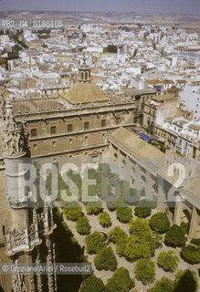 ( SPAGNA  ) ANDALUSIA  SIVIGLIA  : LA CATTEDRALE PATIO DE LOS  NARANJOS ( ARANCI )   © 1980 Graziano Arici/Rosebud2 / GEO