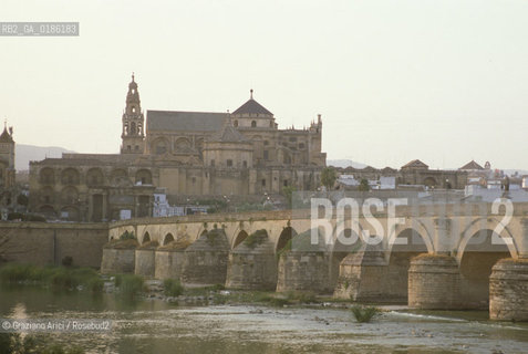 ( SPAGNA  ) ANDALUSIA  CORDOVA ( CORDOBA )  : PANORAMA  CON IL FIUME GUADALQUIVIR  E LA CATTEDRALE MOSCHEA  © 1980 Graziano Arici/Rosebud2 / GEO