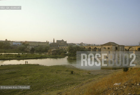 ( SPAGNA  ) ANDALUSIA  CORDOVA ( CORDOBA )  : PANORAMA  CON IL FIUME GUADALQUIVIR   © 1980 Graziano Arici/Rosebud2 / GEO