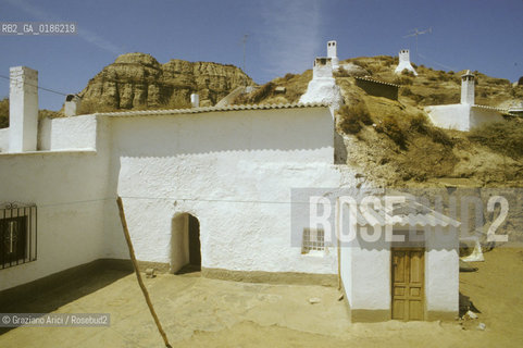 ( SPAGNA  ) ANDALUSIA GRANADA : IL VILLAGGIO TROGLODITA DI PURULLENA © 1980 Graziano Arici/Rosebud2 / GEO