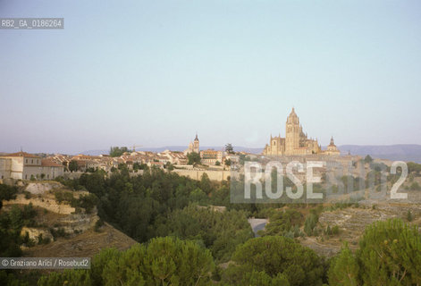 ( SPAGNA  ) CASTIGLIA SEGOVIA  : PANORAMA DELLA CITTA  © 1980 Graziano Arici/Rosebud2 / GEO