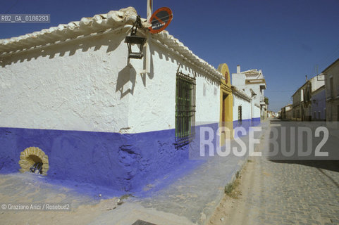 ( SPAGNA  ) MANCIA IL PAESE DI ARGAMASILLA DE ALBA IL VILLAGGIO DOVE CERVANTES FU IMPRIGIONATO, INIZIO A SCRIVERE IL LIBRO  E DOVE VISSE E MORI DON CHISCIOTTE © 1980 Graziano Arici/Rosebud2 / GEO LETTERATURA