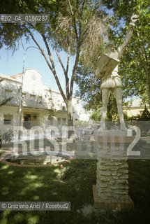 ( SPAGNA  ) MANCIA IL PAESE DI ARGAMASILLA DE ALBA IL VILLAGGIO DOVE CERVANTES FU IMPRIGIONATO, INIZIO A SCRIVERE IL LIBRO  E DOVE VISSE E MORI DON CHISCIOTTE © 1980 Graziano Arici/Rosebud2 / GEO STATUA DI CERVANTES LETTERATURA