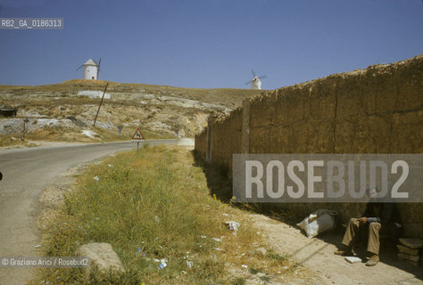 ( SPAGNA  ) MANCIA CAMPO DE CRIPTANA DOVE DON CHISCIOTTE SOSTENNE LA LOTTA CONTRO I MULINI A VENTO  © 1980 Graziano Arici/Rosebud2 / GEO LETTERATURA