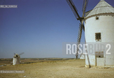 ( SPAGNA  ) MANCIA CAMPO DE CRIPTANA DOVE DON CHISCIOTTE SOSTENNE LA LOTTA CONTRO I MULINI A VENTO  © 1980 Graziano Arici/Rosebud2 / GEO LETTERATURA