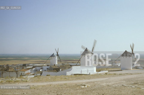 ( SPAGNA  ) MANCIA CAMPO DE CRIPTANA DOVE DON CHISCIOTTE SOSTENNE LA LOTTA CONTRO I MULINI A VENTO  © 1980 Graziano Arici/Rosebud2 / GEO LETTERATURA