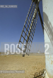 ( SPAGNA  ) MANCIA CAMPO DE CRIPTANA DOVE DON CHISCIOTTE SOSTENNE LA LOTTA CONTRO I MULINI A VENTO  © 1980 Graziano Arici/Rosebud2 / GEO LETTERATURA