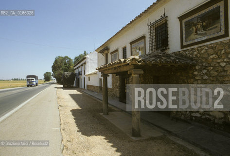 ( SPAGNA  ) MANCIA VENTA DEL TOBOSO DOVE DON CHISCIOTTE PASSO LA SUA VEGLI DARMI   © 1980 Graziano Arici/Rosebud2 / GEO LETTERATURA