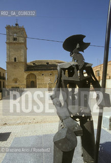 ( SPAGNA  ) MANCIA VILLAGGIO DI EL TOBOSO DOVE DON CHISCIOTTE VIDE DULCINEA   © 1980 Graziano Arici/Rosebud2 / GEO LETTERATURA STATUA