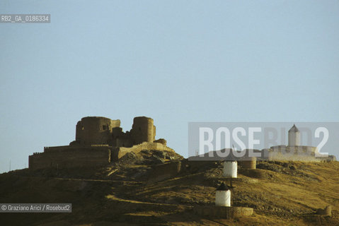 ( SPAGNA  ) MANCIA  MULINI A VENTO E CASTELLO © 1980 Graziano Arici/Rosebud2 / GEO