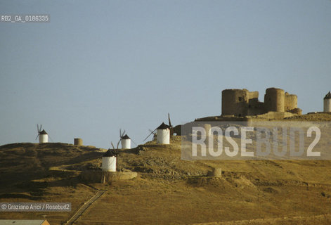 ( SPAGNA  ) MANCIA  MULINI A VENTO E CASTELLO © 1980 Graziano Arici/Rosebud2 / GEO