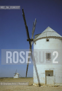 ( SPAGNA  ) MANCIA CAMPO DE CRIPTANA DOVE DON CHISCIOTTE SOSTENNE LA LOTTA CONTRO I MULINI A VENTO  © 1980 Graziano Arici/Rosebud2 / GEO LETTERATURA