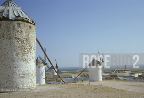 ( SPAGNA  ) MANCIA CAMPO DE CRIPTANA DOVE DON CHISCIOTTE SOSTENNE LA LOTTA CONTRO I MULINI A VENTO  © 1980 Graziano Arici/Rosebud2 / GEO LETTERATURA