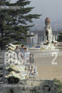 ( SPAGNA  ) CATALOGNA BARCELLONA : PARCO GUELL DI ANTONIO GAUDI   © 1990 Graziano Arici/Rosebud2 / GEO GIARDINO ARCHITETTURA MODERNA CARAMICA