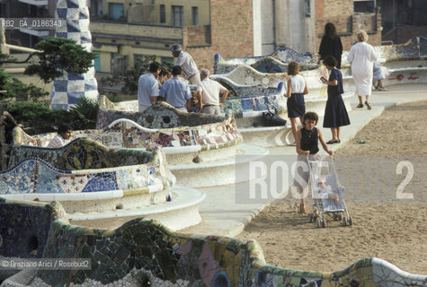 ( SPAGNA  ) CATALOGNA BARCELLONA : PARCO GUELL DI ANTONIO GAUDI   © 1990 Graziano Arici/Rosebud2 / GEO GIARDINO ARCHITETTURA MODERNA CERAMICA
