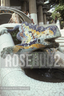 ( SPAGNA  ) CATALOGNA BARCELLONA : PARCO GUELL DI ANTONIO GAUDI   © 1990 Graziano Arici/Rosebud2 / GEO GIARDINO ARCHITETTURA MODERNA CERAMICA