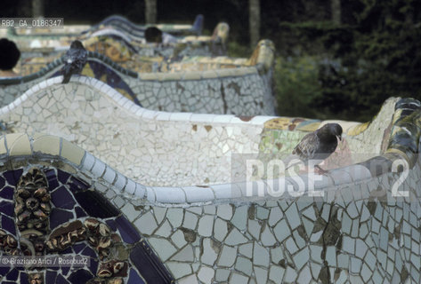 ( SPAGNA  ) CATALOGNA BARCELLONA : PARCO GUELL DI ANTONIO GAUDI   © 1990 Graziano Arici/Rosebud2 / GEO GIARDINO ARCHITETTURA MODERNA CARAMICA COLOMBO PICCIONE