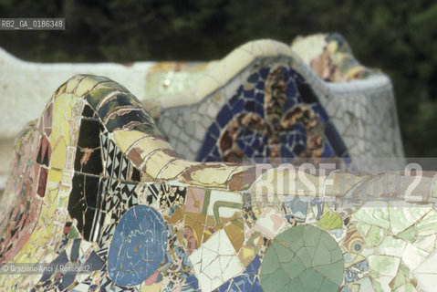 ( SPAGNA  ) CATALOGNA BARCELLONA : PARCO GUELL DI ANTONIO GAUDI   © 1990 Graziano Arici/Rosebud2 / GEO GIARDINO ARCHITETTURA MODERNA CARAMICA
