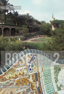 ( SPAGNA  ) CATALOGNA BARCELLONA : PARCO GUELL DI ANTONIO GAUDI   © 1990 Graziano Arici/Rosebud2 / GEO GIARDINO ARCHITETTURA MODERNA CARAMICA
