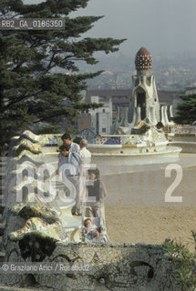 ( SPAGNA  ) CATALOGNA BARCELLONA : PARCO GUELL DI ANTONIO GAUDI   © 1990 Graziano Arici/Rosebud2 / GEO GIARDINO ARCHITETTURA MODERNA CARAMICA