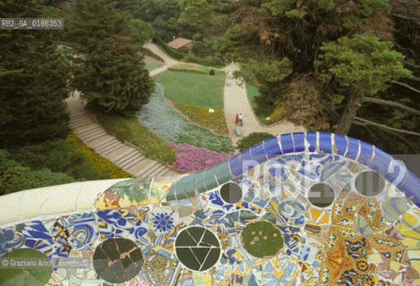 ( SPAGNA  ) CATALOGNA BARCELLONA : PARCO GUELL DI ANTONIO GAUDI   © 1990 Graziano Arici/Rosebud2 / GEO GIARDINO ARCHITETTURA MODERNA CERAMICA