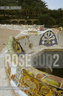 ( SPAGNA  ) CATALOGNA BARCELLONA : PARCO GUELL DI ANTONIO GAUDI   © 1990 Graziano Arici/Rosebud2 / GEO GIARDINO ARCHITETTURA MODERNA CERAMICA