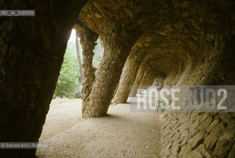 ( SPAGNA  ) CATALOGNA BARCELLONA : PARCO GUELL DI ANTONIO GAUDI   © 1990 Graziano Arici/Rosebud2 / GEO GIARDINO ARCHITETTURA MODERNA CARAMICA