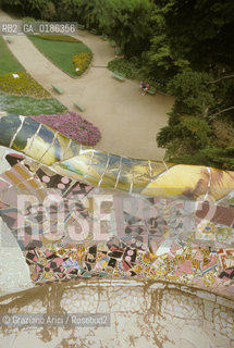( SPAGNA  ) CATALOGNA BARCELLONA : PARCO GUELL DI ANTONIO GAUDI   © 1990 Graziano Arici/Rosebud2 / GEO GIARDINO ARCHITETTURA MODERNA CERAMICA